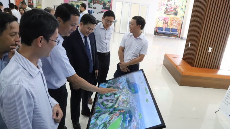 Các đại biểu trải nghiệm việc chuyển đổi số về giới thiệu các điểm du lịch của tỉnh được trưng bày tại buổi lễ. img-2210-8232.jpg