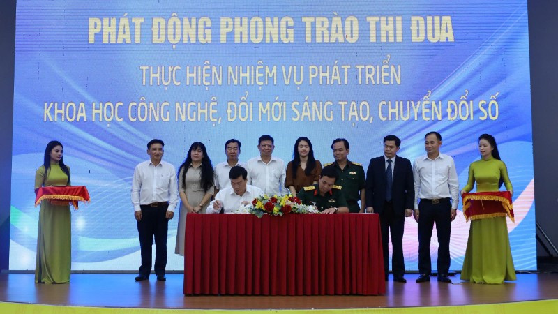 Lãnh đạo Sở Văn hóa, Thể thao và Du lịch tỉnh Đắk Lắk ký kết biên bản ghi nhớ hợp tác với VNPT Đắk Lắk, Viettel Đắk Lắk về chuyển đổi số. img-1094-8145.jpg