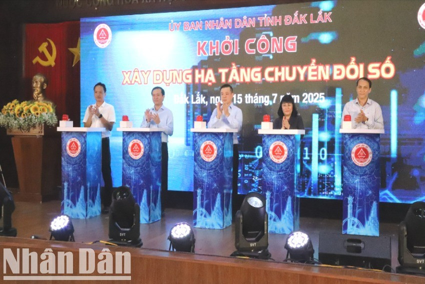 Các đồng chí lãnh đạo nhấn nút khởi động thi công dự án “Xây dựng hạ tầng chuyển đổi số tỉnh Đắk Lắk giai đoạn 2021-2025, định hướng đến 2030”. img-1362-703.jpg