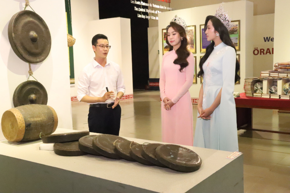 Hoa hậu Việt Nam năm 2024 Hà Trúc Linh và Hoa hậu Đại sứ du lịch Việt Nam năm 2024 Đinh Thị Hoa thăm và tìm hiểu về cồng chiêng được trưng bày tại Bảo tàng Đắk Lắk. img-1582-5678.jpg
