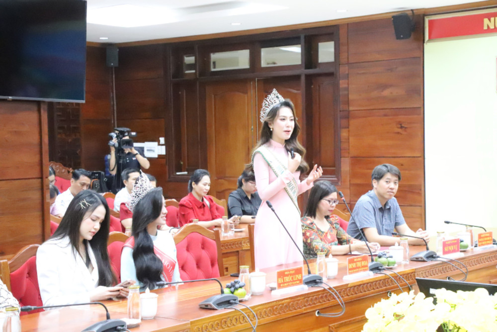 Hai Hoa hậu vui vẻ giao lưu với các bạn sinh viên. img-1475-3558.jpg