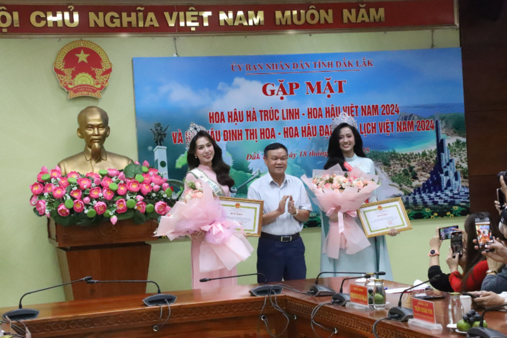 Phó Chủ tịch Ủy ban nhân dân tỉnh Đắk Lắk Đào Mỹ tặng Bằng khen của Ủy ban nhân dân tỉnh cho Hoa hậu Việt Nam năm 2024 Hà Trúc Linh và Hoa hậu Đại sứ du lịch Việt Nam năm 2024 Đinh Thị Hoa. img-1512-8903.jpg