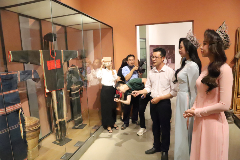 Hoa hậu Việt Nam năm 2024 Hà Trúc Linh và Hoa hậu Đại sứ du lịch Việt Nam năm 2024 Đinh Thị Hoa thăm và tìm hiểu về trang phục truyền thống của dân tộc Ê-đê được trưng bày tại Bảo tàng Đắk Lắk. img-1615-5517.jpg