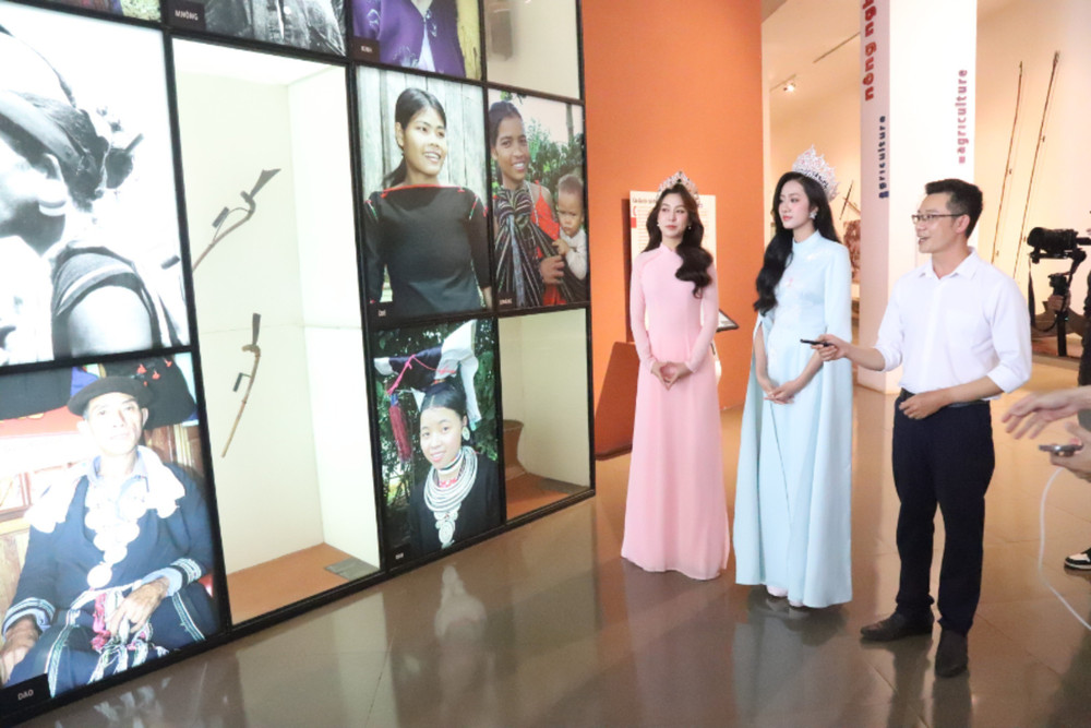 Hoa hậu Việt Nam năm 2024 Hà Trúc Linh và Hoa hậu Đại sứ du lịch Việt Nam năm 2024 Đinh Thị Hoa thăm và tìm hiểu về 54 dân tộc anh em sinh sống trên đất nước Việt Nam tại Bảo tàng Đắk Lắk. img-1595-9268.jpg
