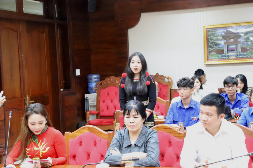 Các bạn sinh viên đặt câu hỏi giao lưu với hai Hoa hậu. img-1499-7461.jpg