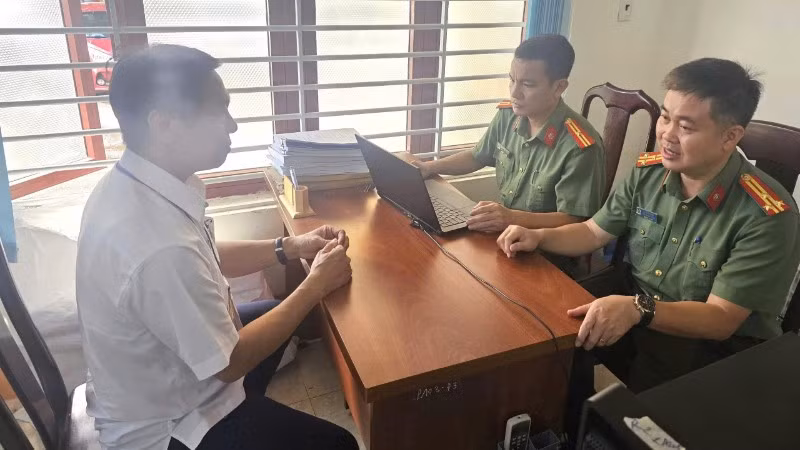 Phòng An ninh Chính trị nội bộ, Công an tỉnh Đắk Lắk làm việc với các đối tượng trong vụ án. (Ảnh: TT)