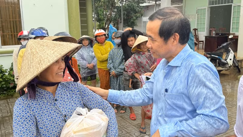 Phó Bí thư Đảng ủy Mặt trận Tổ quốc, các đoàn thể Trung ương Nguyễn Thái Học thăm hỏi người dân vùng lũ xã Tuy An Đông, tỉnh Đắk Lắk. (Ảnh: TƯỜNG QUÂN)