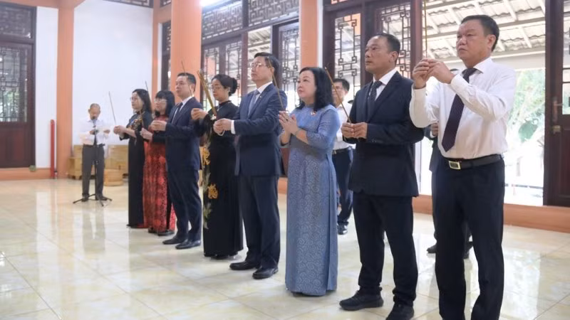 Các đồng chí lãnh đạo tỉnh Đắk Lắk dâng hương tưởng nhớ Chủ tịch Hồ Chí Minh và Đại tướng Võ Nguyên Giáp cùng các anh hùng liệt sĩ tại Đền thờ Liệt sĩ tỉnh. (Ảnh: BÁ LỤC)