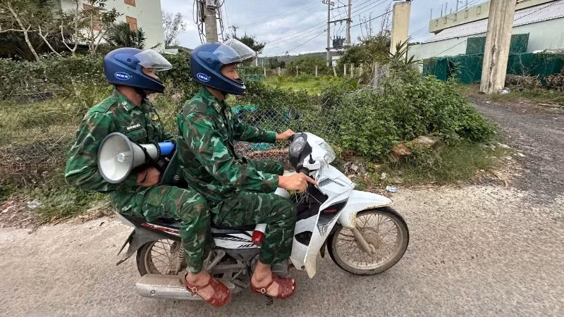 Cán bộ, chiến sĩ Đồn Biên phòng An Hải tuyên truyền, hướng dẫn ngư dân đưa tàu thuyền vào nơi tránh trú an toàn trước diễn biến phức tạp của bão số 15.