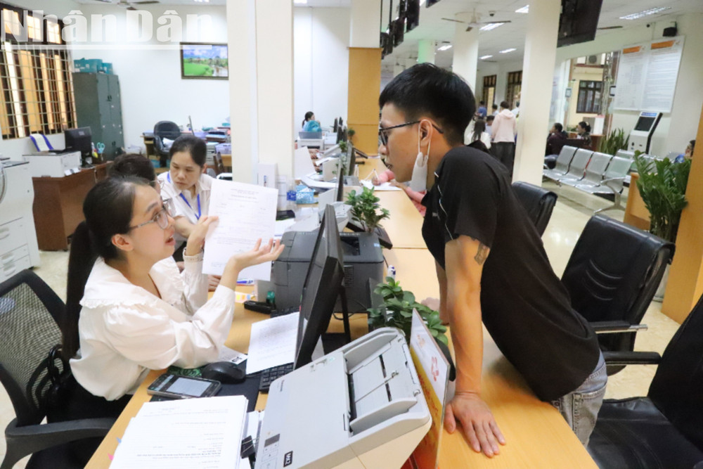 Giải thích cặn kẽ cho người dân về thủ tục giải quyết. img-0848-2240.jpg