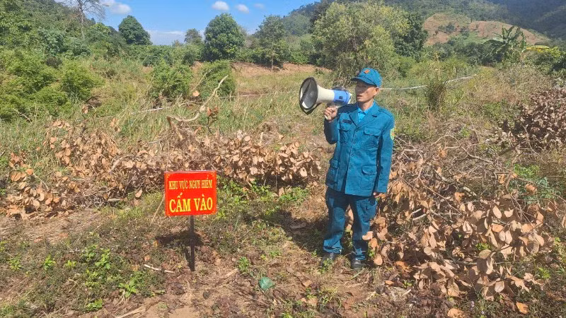 Ban Chỉ huy Quân sự xã Ea Hiao thông báo khu vực hủy nổ quả bom lớn còn sót lại sau chiến tranh tại địa bàn xã.