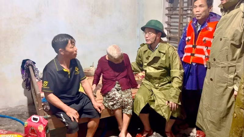 Ủy viên Trung ương Đảng, Bí thư Thành ủy Nguyễn Đình Trung thăm hỏi, động viên người già bị ảnh hưởng do lũ lụt.