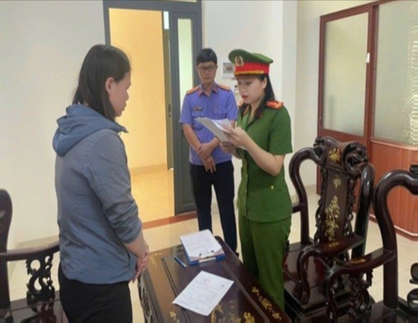Cơ quan Cảnh sát điều tra Công an tỉnh Đắk Lắk tống đạt quyết định khởi tố bị can đối với Trần Lê Lam Phương. (Ảnh: Công an tỉnh Đắk Lắk) img-0176-1696.jpg