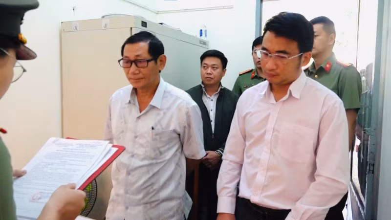 Cơ quan An ninh điều tra Công an tỉnh Đắk Lắk tống đạt quyết định khởi tố vụ án hình sự, khởi tố bị can, bắt tạm giam đối với Lê Ngọc Hậu.