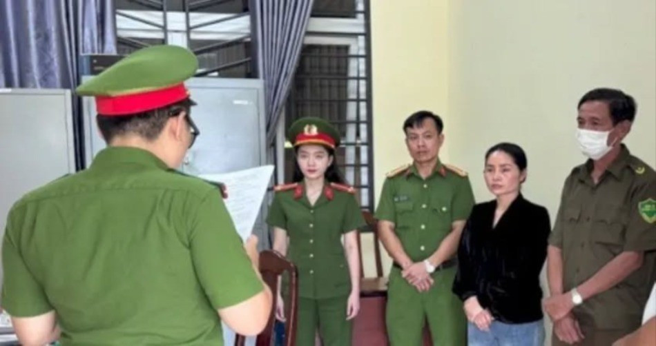Cơ quan Cảnh sát điều tra tống đạt các quyết định khởi tố bị can, bắt tạm giam Nguyễn Thị Hợi. Ảnh: Công an tỉnh Đắk Lắk.