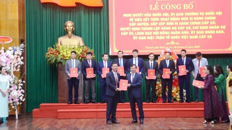 Bí thư Thành ủy Huế Lê Trường Lưu trao Quyết định thành lập Đảng bộ tại 40 xã, phường mới. 6-9015.jpg