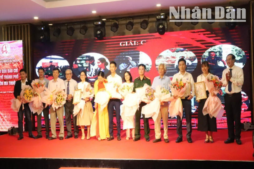 Trao giải B cho các tác giả đạt giải. img-9968-7120.jpg