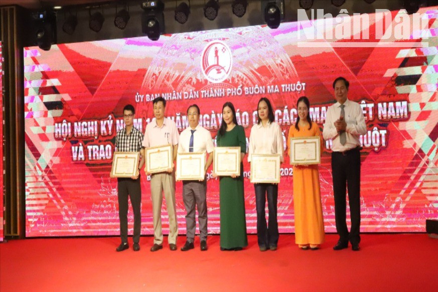 Lãnh đạo Ủy ban nhân dân thành phố Buôn Ma Thuột tặng Giấy khen cho các đơn vị có thành tích trong việc tổ chức thành công Giải báo chí viết về thành phố Buôn Ma Thuột năm 2025. img-9986-1791.jpg