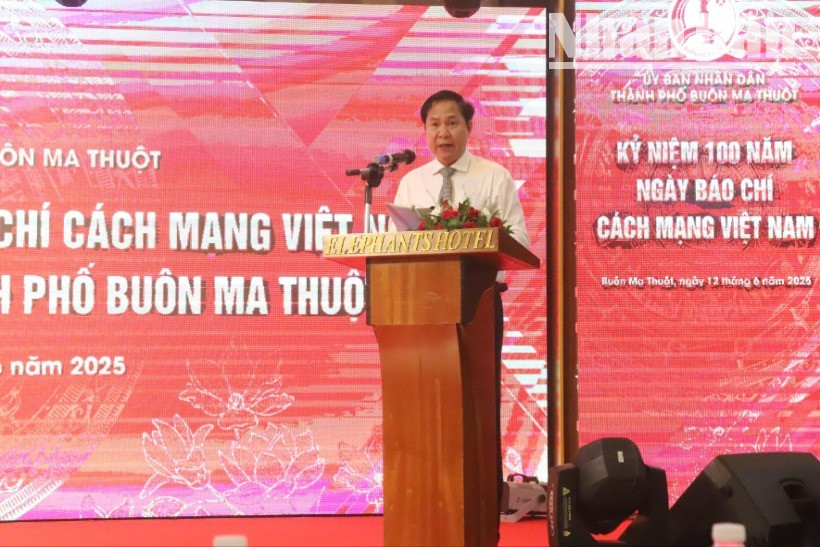 Phó Chủ tịch Thường trực Ủy ban nhân dân thành phố Buôn Ma Thuột Phạm Tiến Hưng ôn lại kỷ niệm 100 năm Ngày Báo chí cách mạng Việt Nam. img-9959-9646.jpg