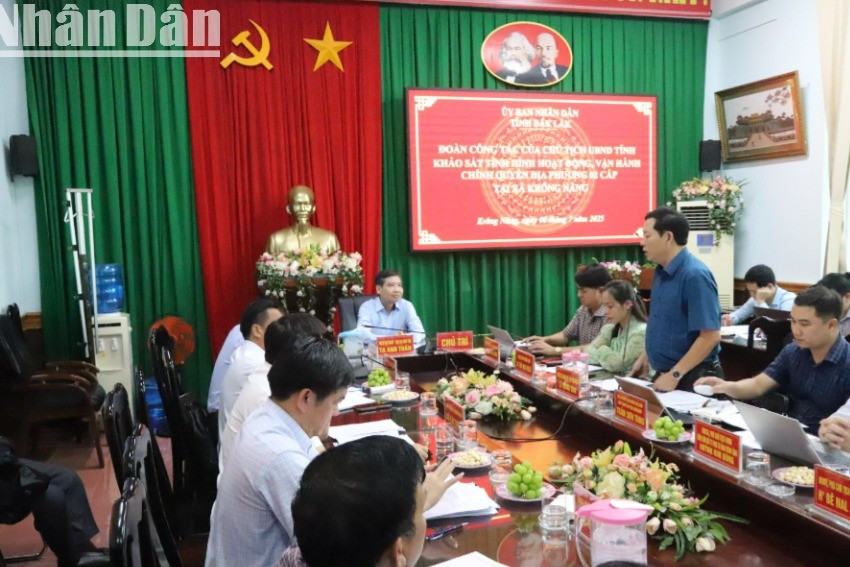 Chủ tịch Ủy ban nhân dân xã Krông Năng Lê Hồng Văn báo cáo tình hình hoạt động của phường với đoàn công tác. img-1018-514.jpg
