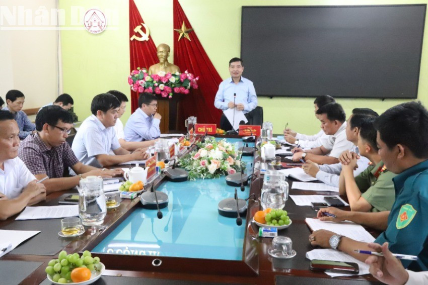 Chủ tịch Ủy ban nhân dân tỉnh Đắk Lắk Tạ Anh Tuấn phát biểu tại buổi làm việc với Ủy ban nhân dân phường Buôn Hồ. img-1085-4784.jpg