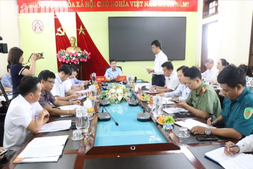Chủ tịch Ủy ban nhân dân tỉnh Đắk Lắk Tạ Anh Tuấn làm việc với lãnh đạo Ủy ban nhân dân phường Buôn Hồ. img-1061-8455.jpg