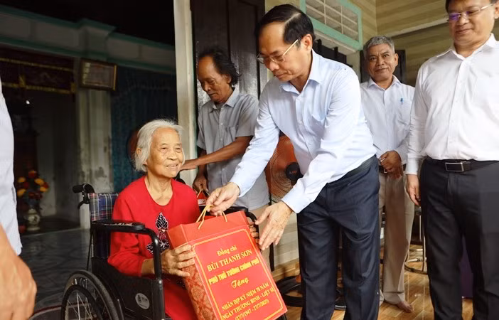 Phó Thủ tướng Bùi Thanh Sơn tặng quà Mẹ Việt Nam anh hùng Nguyễn Thị Thanh Xuân.