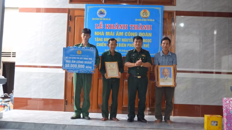 Đại tá Rơ Lan Ngân, Phó Chính ủy Ban Chỉ huy Bộ đội Biên phòng tỉnh Đắk Lắk trao tặng kinh phí hỗ trợ gia đình đồng chí Nguyễn Tấn Ngọc.