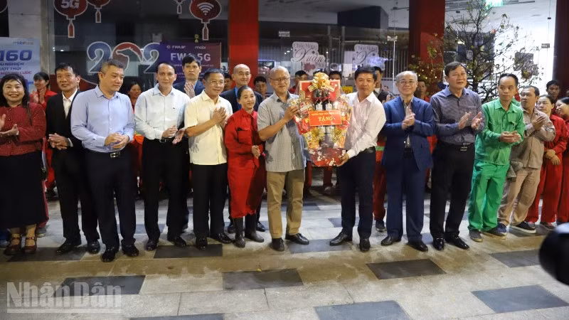 Bí thư Tỉnh ủy Đắk Lắk Lương Nguyễn Minh Triết và đoàn công tác tặng quà cho Công ty cổ phần Môi trường và Đô thị Đắk Lắk và các công nhân.