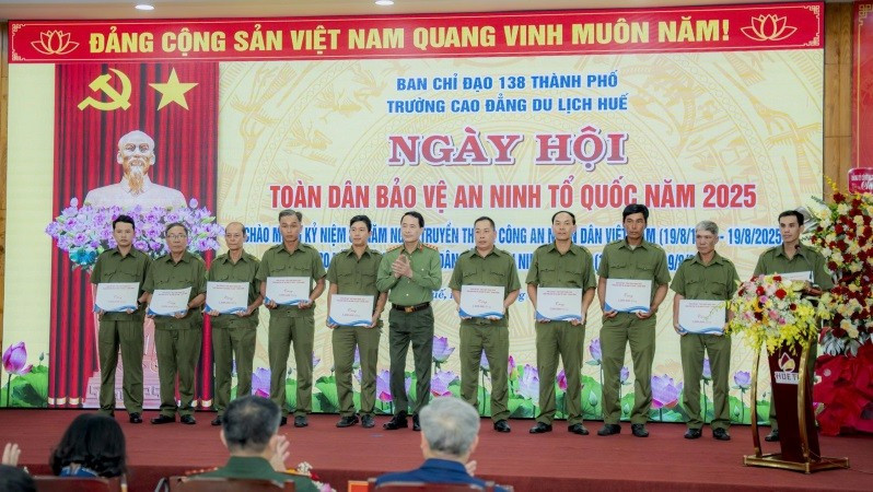 Thượng tướng Lê Quốc Hùng tặng quà cho các cá nhân thuộc Lực lượng tham gia bảo vệ an ninh trật tự ở cơ sở. 2.jpg