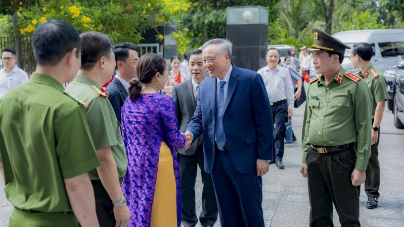 Phó Thủ tướng Thường trực Nguyễn Hòa Bình đến dự Ngày hội toàn dân bảo vệ an ninh Tổ quốc tại Trường cao đẳng Du lịch Huế. 7.jpg