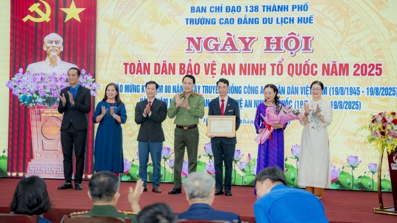 Thứ trưởng Công an, Thượng tướng Lê Quốc Hùng trao Bằng khen của Bộ Công an tặng tập thể cán bộ, giảng viên, sinh viên Trường cao đẳng Du lịch Huế. 5.jpg