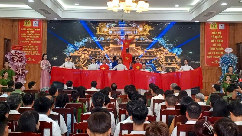 Chương trình văn nghệ chào mừng Ngày hội toàn dân bảo vệ an ninh Tổ quốc tại thành phố Huế. d.jpg