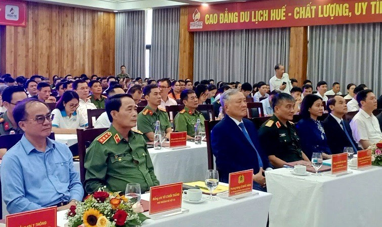 Lãnh đạo Đảng, Nhà nước cùng các bộ, ngành của Trung ương và đông đảo cán bộ, nhân dân thành phố Huế tham dự Ngày hội. b.jpg