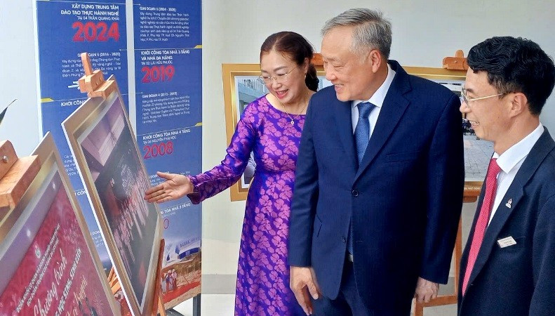 Phó Thủ tướng Thường trực Nguyễn Hòa Bình tham quan các hoạt động tại Ngày hội. c.jpg