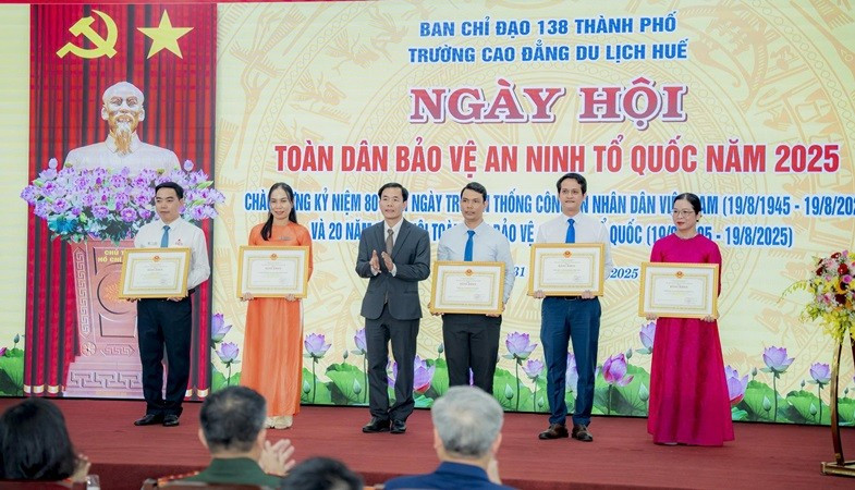 Chủ tịch Ủy ban nhân dân thành phố Huế Nguyễn Văn Phương trao Bằng khen của Ủy ban nhân dân thành phố cho các tập thể và cá nhân. 4.jpg