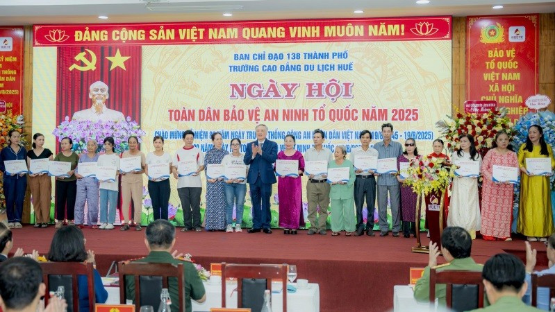 Phó Thủ tướng Thường trực Nguyễn Hòa Bình trao quà của Trung ương tặng 20 cá nhân thuộc hộ gia đình khó khăn. 1.jpg