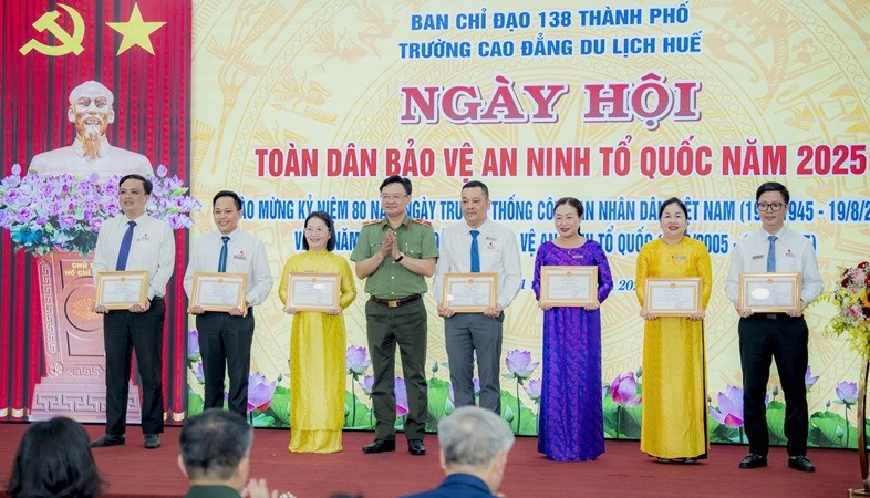 Thiếu tướng Nguyễn Thanh Tuấn, Giám đốc Công an thành phố trao Giấy khen của Công an thành phố tặng tập thể và cá nhân xuất sắc. 3.jpg