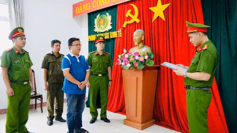 Cơ quan Cảnh sát điều tra, Công an tỉnh Đắk Lắk thi hành lệnh bắt bị can để tạm giam đối với Võ Thái Huy. (Ảnh: Cơ quan Cảnh sát điều tra)