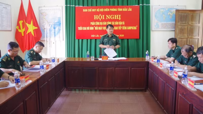 Đại tá Rơ Lan Ngân phát biểu chỉ đạo tại hội nghị.
