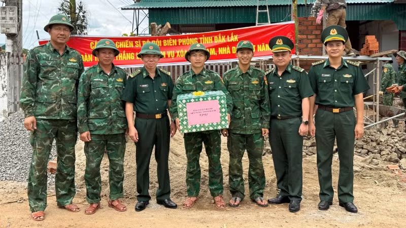 Đại tá Đỗ Quang Thấm và đoàn công tác tặng quà cán bộ, chiến sĩ đang thực hiện nhiệm vụ tại công trình.