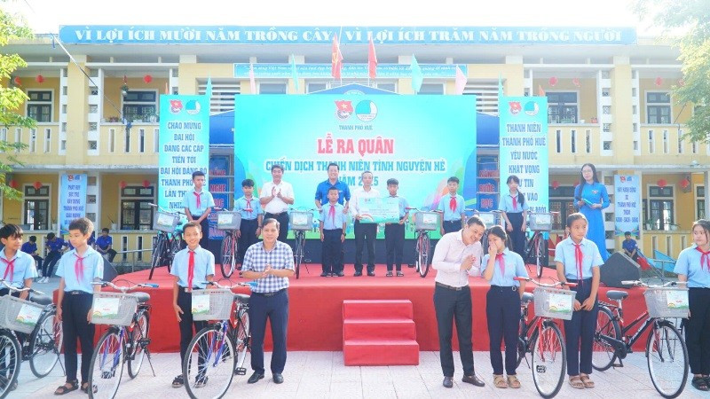 Các đơn vị đồng hành trao xe đạp cho học sinh nghèo. 18.jpg
