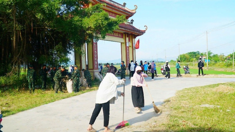 Học sinh, sinh viên tình nguyện làm vệ sinh môi trường dọc làng quê. 14.jpg