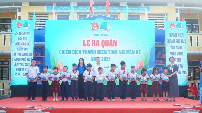 Trao học bổng cho học sinh nghèo tại Trường tiểu học Phú Lương 1. 16.jpg