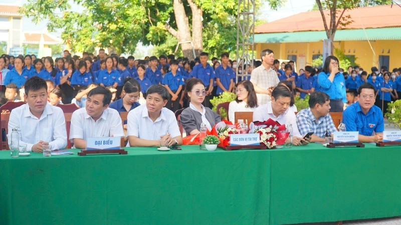 Lãnh đạo thành phố, huyện Phú Vang cùng các ban, ngành, các đơn vị tại lễ ra quân. 9.jpg