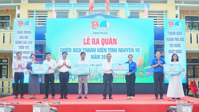 Các đơn vị trao tượng trưng các chương trình hỗ trợ cho thanh niên tình nguyện hè. 7.jpg