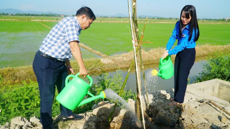 Đại biểu tham gia trồng cây xanh gắn với "Ngày Chủ nhật xanh" 5.jpg