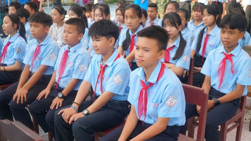 Đông đảo học sinh tại Phú Lương tham dự lễ ra quân. 10.jpg