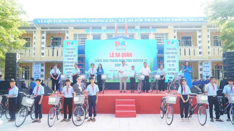 Tặng xe đạp cho học sinh nghèo. 3.jpg