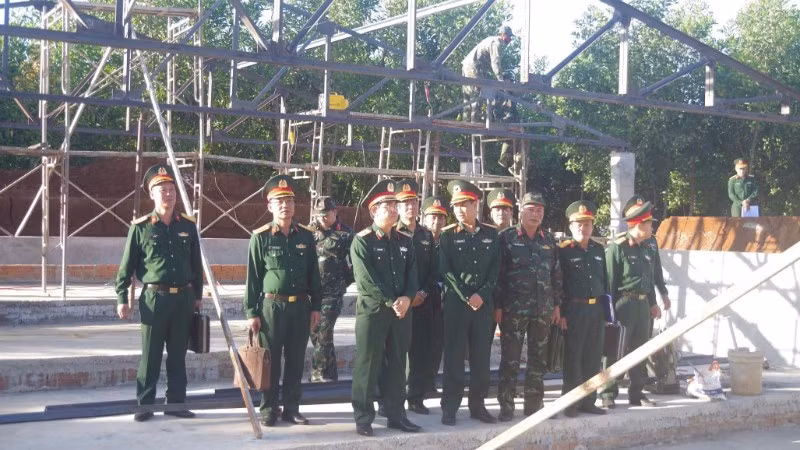 Đoàn công tác Quân khu 5 kiểm tra các tổ thi công tại thực địa.